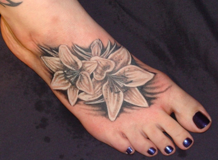 tatouage-femme-fleurs-dessus-pied