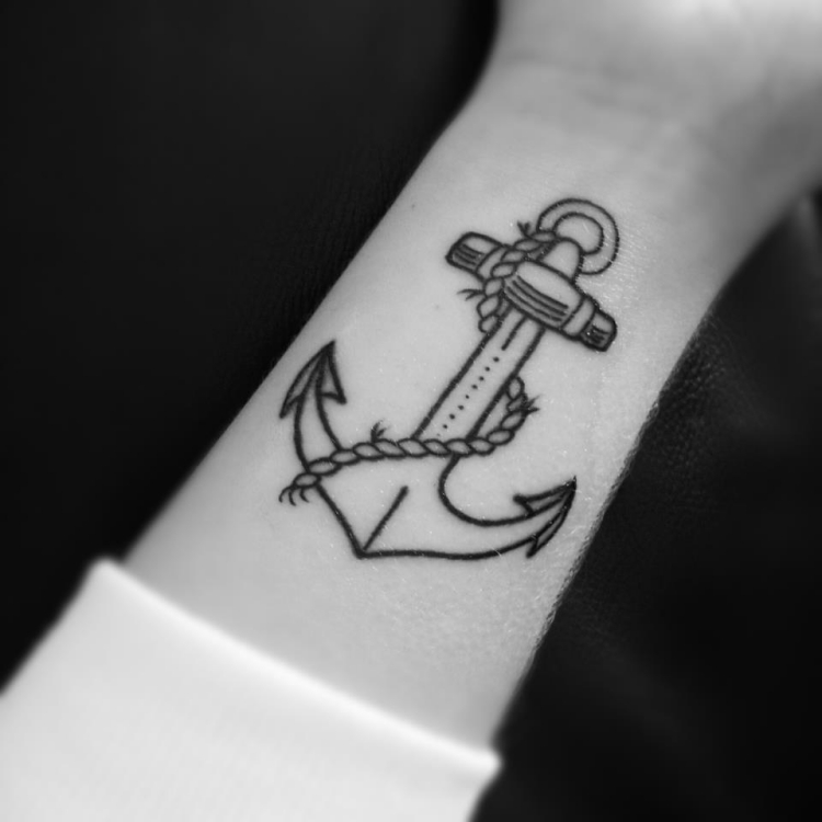 tatouage-femme-idee-ancre-motif-maritime-poignet