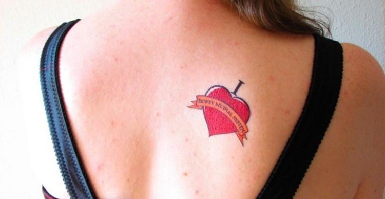 tatouage-femme-idee-coeur-dos-couleur-rouge