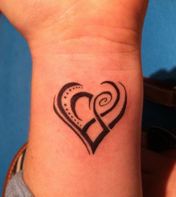 tatouage-femme-motif-coeur-poignet