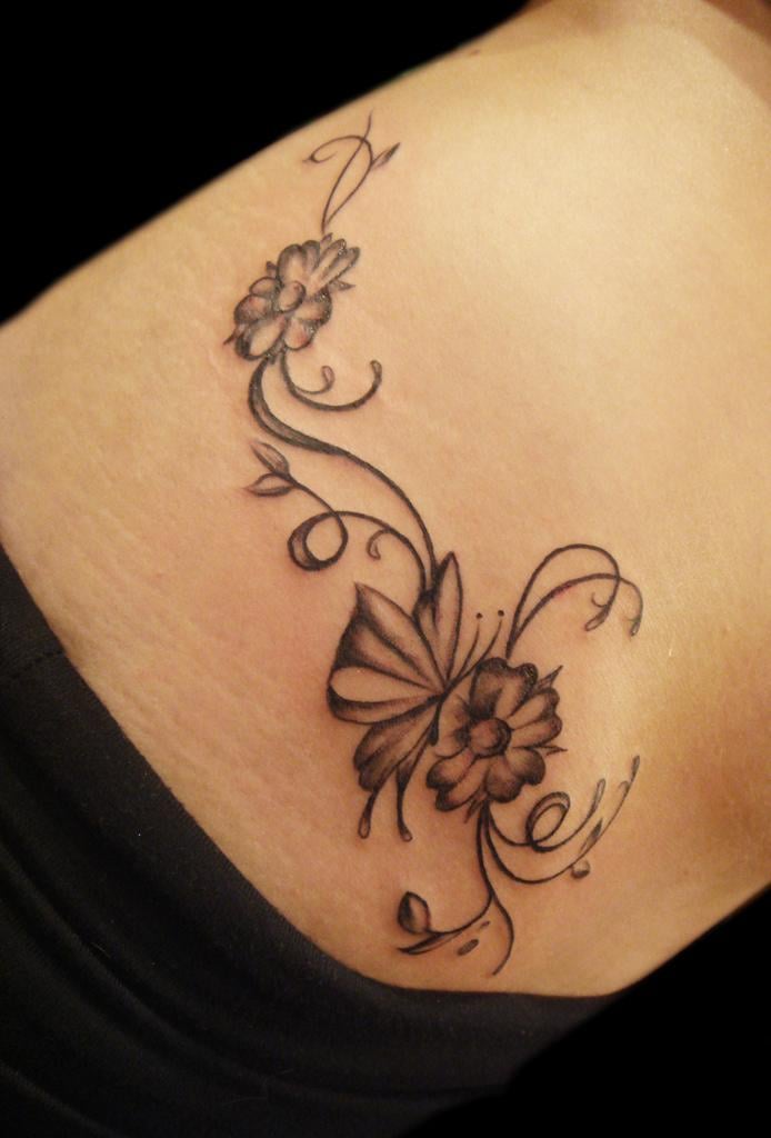 tatouage femme-motifl-floral-couleur-noire