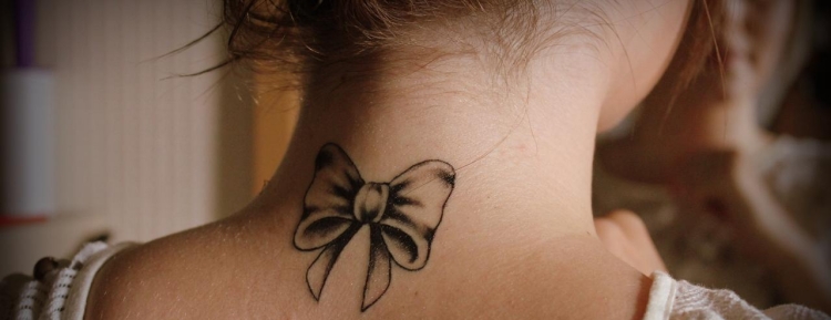 tatouage-femme-nuque-ruban-original