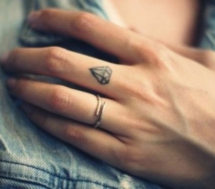 tatouage-femme-petit-doigt-diamant