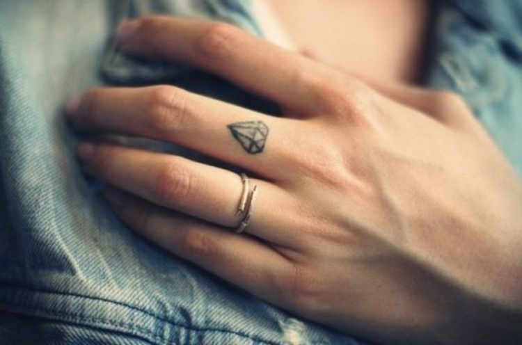 tatouage-femme-discret-doigt-diamant tatouage femme discret