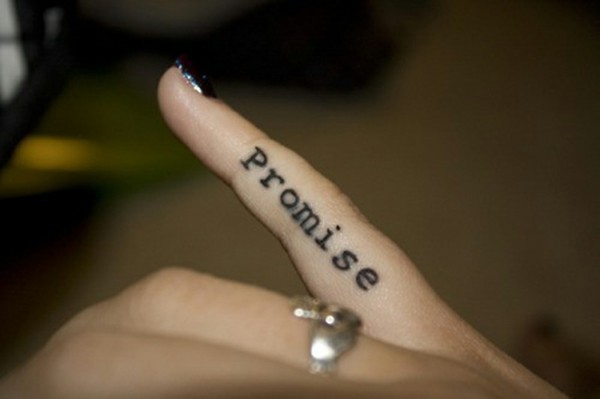 tatouage-femme-disret-doigt-promise