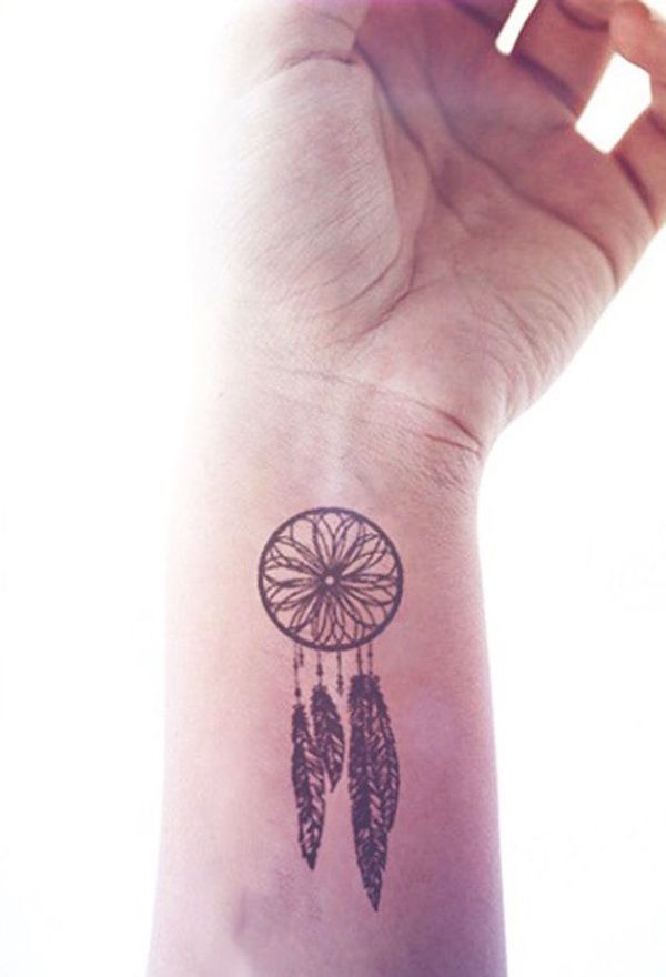 tatouage-femme-discret-dreamcatcher-poignet