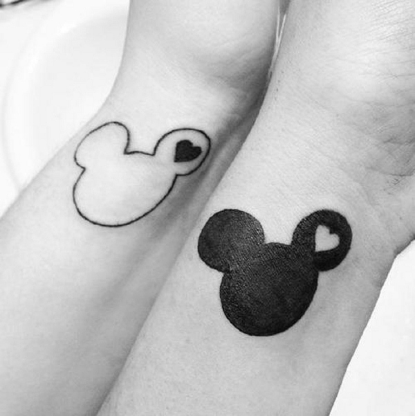 tatouage-femme-petit-femme-homme-micky-mouse