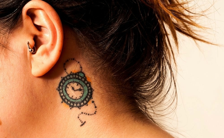 tatouage-femme-discret-horloge-oreille tatouage femme discret