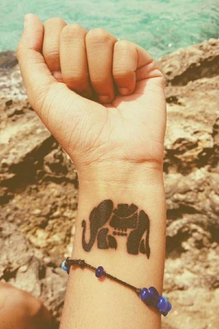 tatouage-femme-discret-noir-éléphant tatouage femme discret