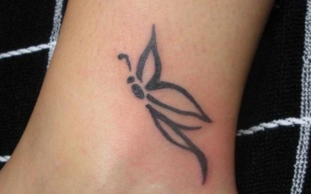 tatouage-femme-petit-papillon-cheville tatouage femme discret