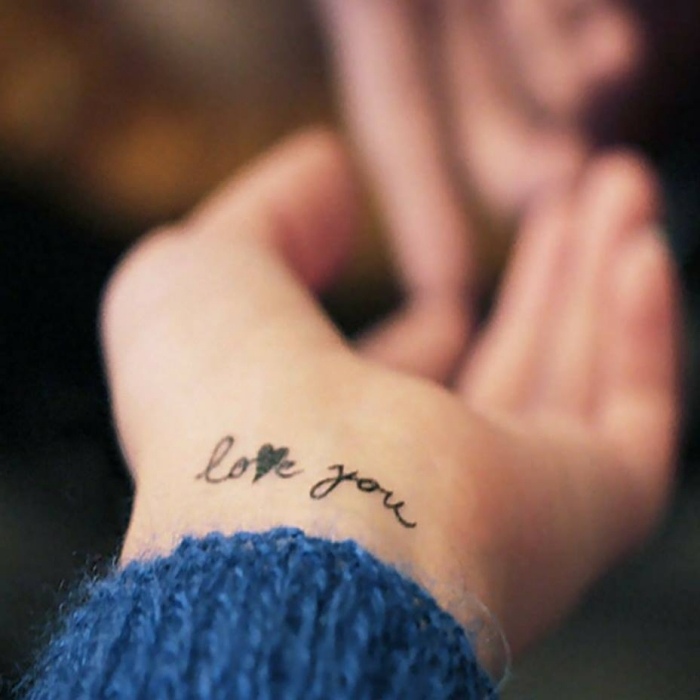 tatouage-femme-discret-poignet-love-you tatouage femme discret