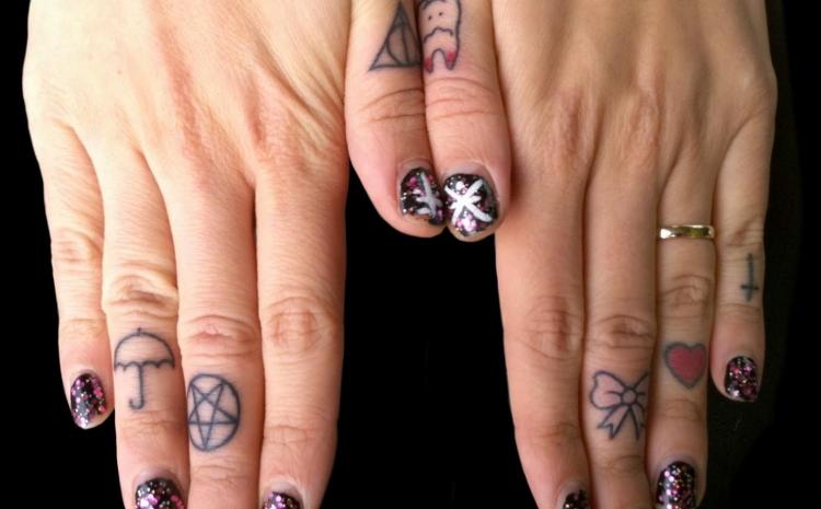 tatouage-femme-ruban-coeur-doigts