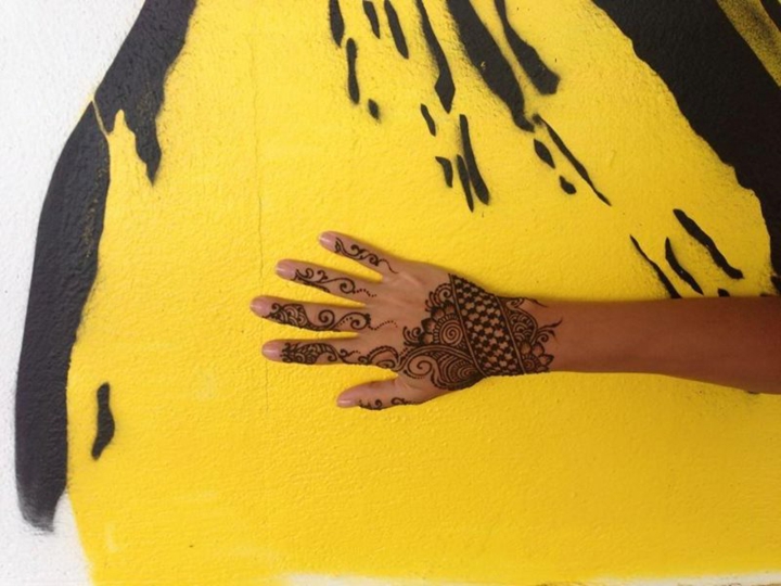tatouage-henné-main-doigts-femme-arabesques