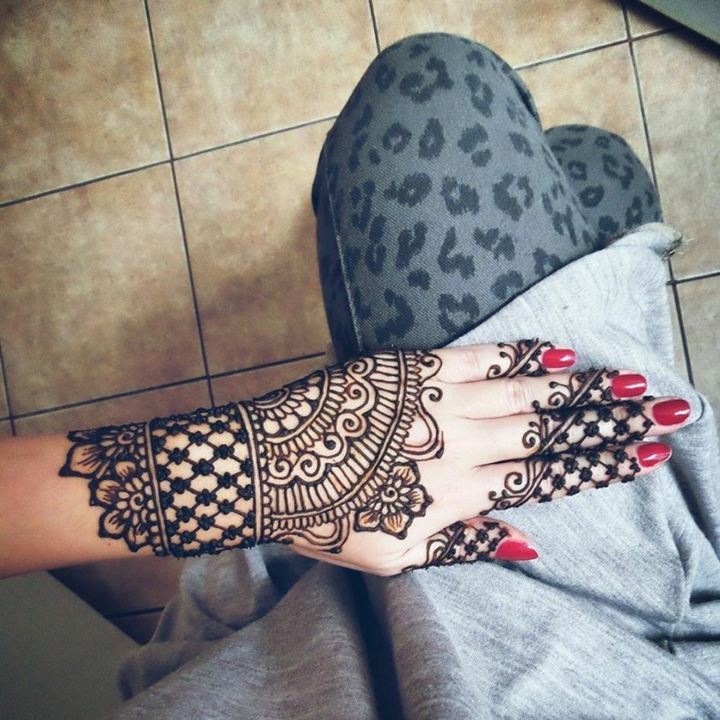 tatouage-henné-main-doigts-femme-dentelle
