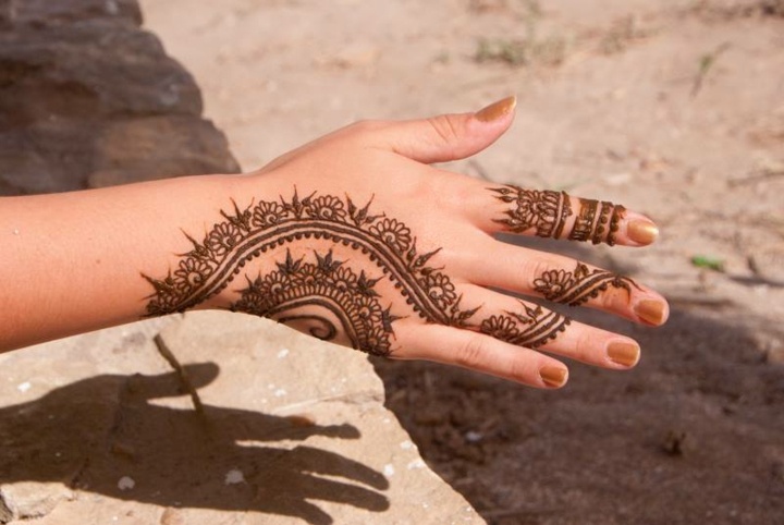 tatouage-henné-main-femme-motifs-floraux