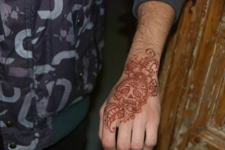 tatouage-henné-main-homme-crâne-mexicain