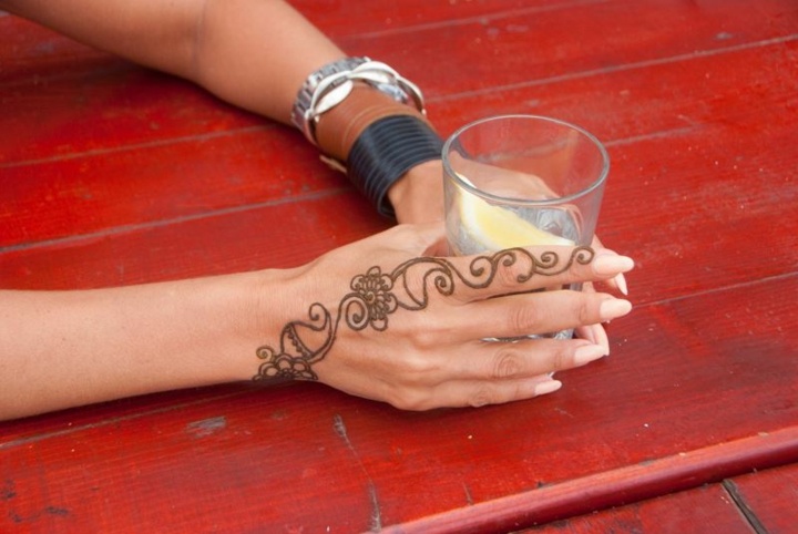 tatouage-henné-main-index-femme-arabesque-floral