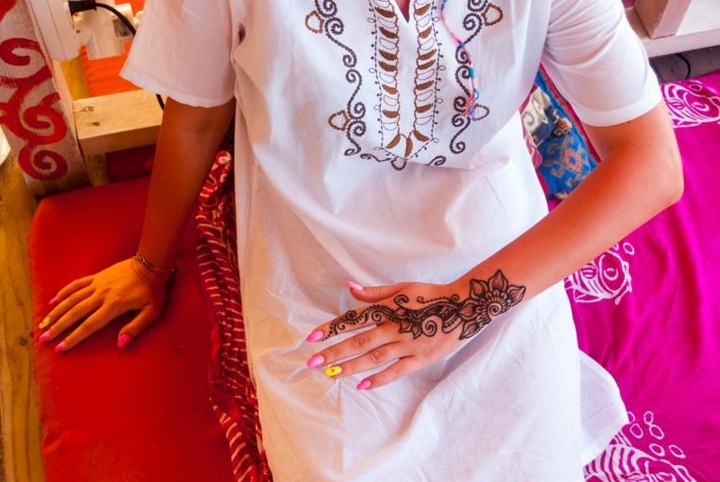 tatouage-henné-main-index-femme-motifs-floraux