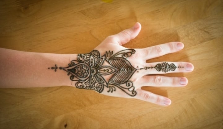 tatouage-henné-main-majeur-femme-fleurs