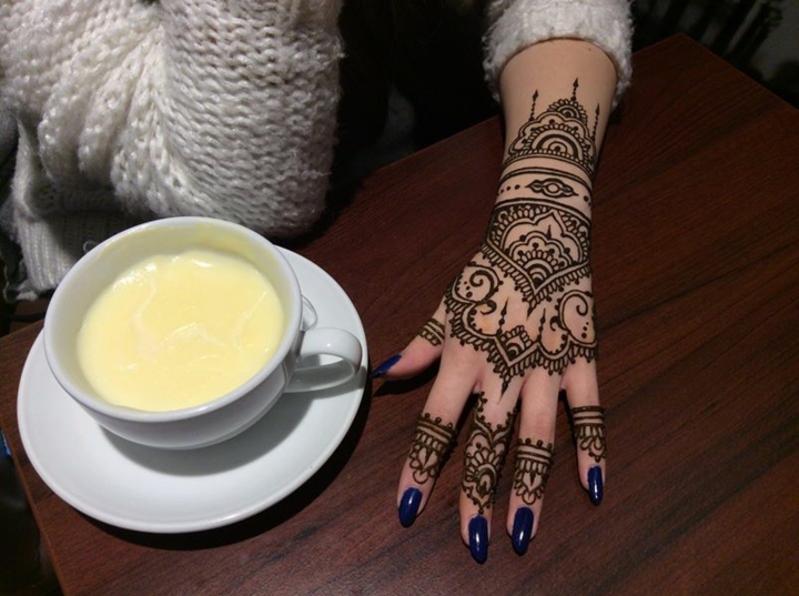 tatouage-henné-marocain-main-femme