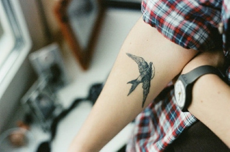 tatouage-hirondelle-avant-bras-noire-homme