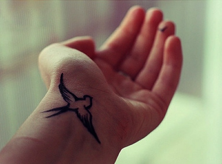 Tatouage hirondelle pour rêveurs \u2013 idées originales et belles