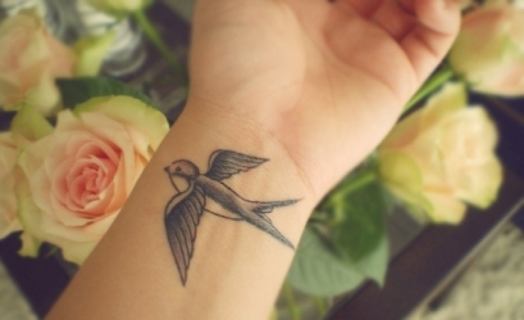 Tatouage hirondelle pour rêveurs - idées originales et belles