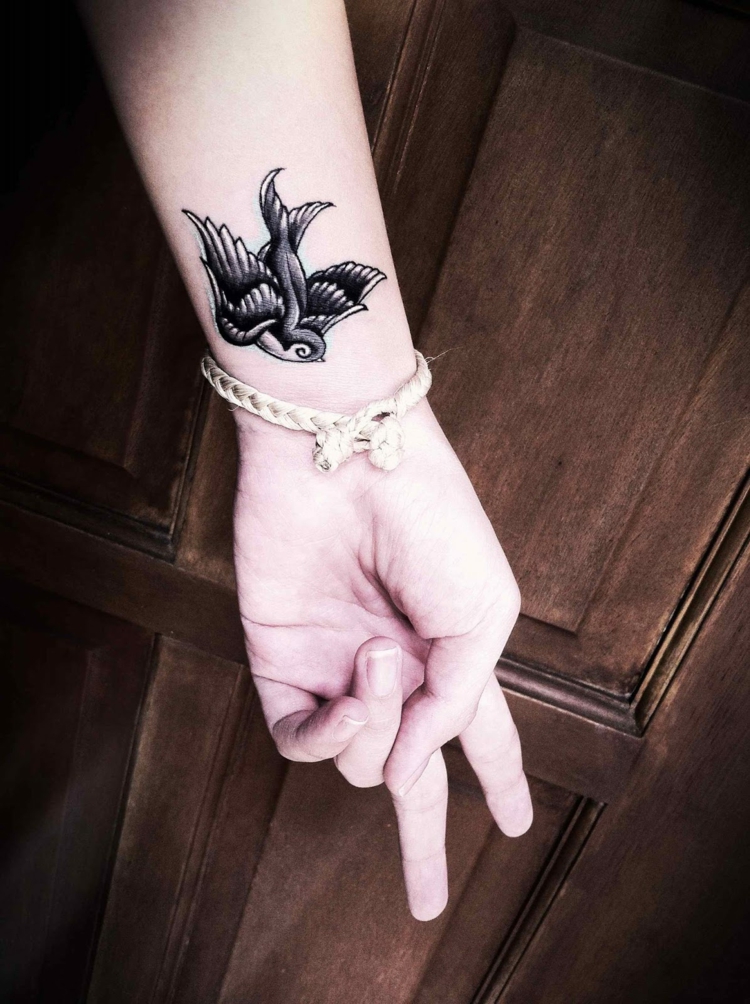 tatouage-hirondelle-noire-poignet-originale