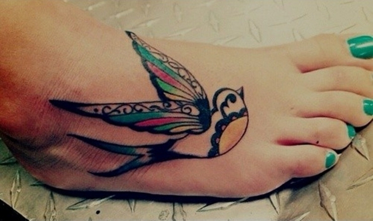Tatouage hirondelle pour rêveurs - idées originales et belles