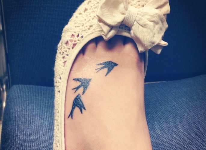 Tatouage hirondelle pour rêveurs - idées originales et belles