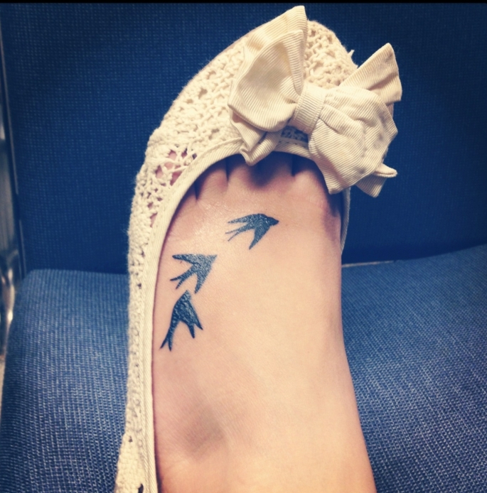 tatouage-hirondelle-pied-trois-vol-noires