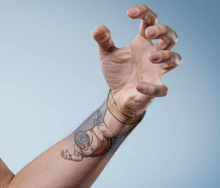 tatouage-homme-avant-bras-créative-superhéro