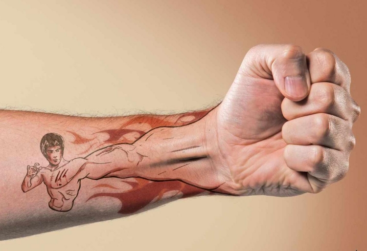 tatouage-homme-avant-bras-poing-Bruce-Lee