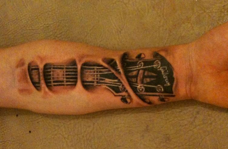 tatouage-homme-biomécanique-guitare-avant-bras