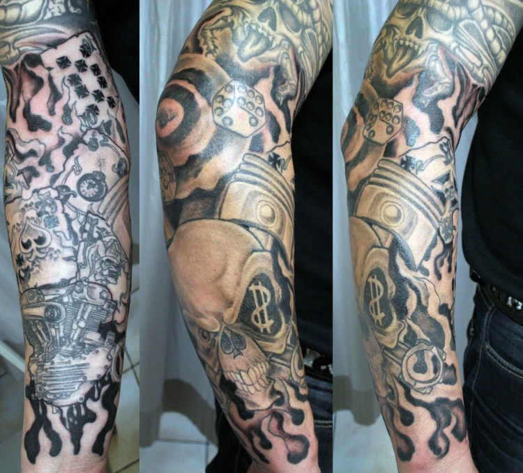 tatouage-homme-bras-complet-crâne-cartes-pistolets