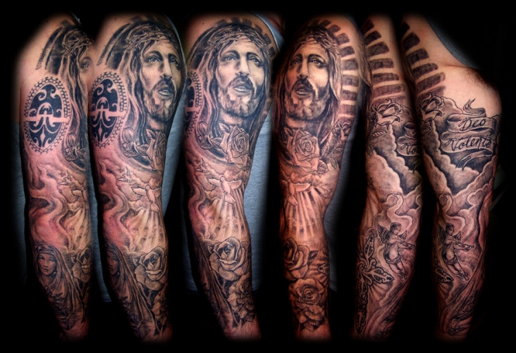 tatouage-homme-bras-complet-thème-religieux