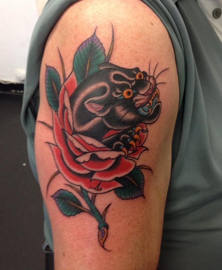 tatouage-homme-bras-style-morphe-rose-puma-félin