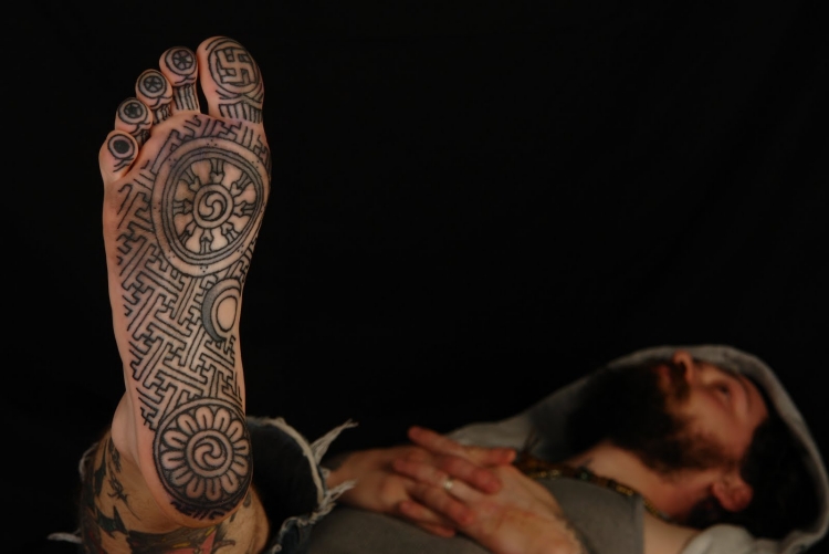 tatouage-homme-plante-pied-swastika-hindou-Bouddhiste