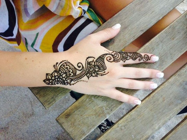 tatouage-main-index-femme-arabesque-floral-henné