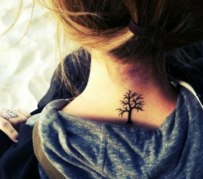 tatouage-nuque-femme-arbre-original