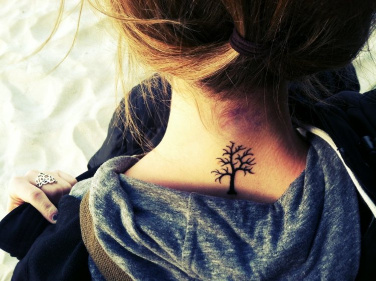 tatouage-nuque-femme-arbre-original