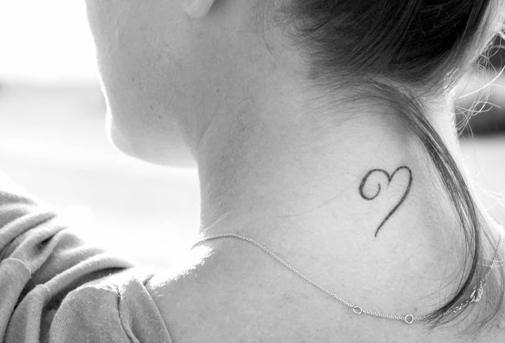 Tatouage nuque femme - idées pour les femmes délicates