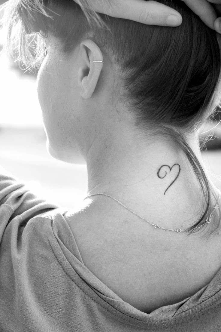 tatouage-nuque-femme-coeur-original