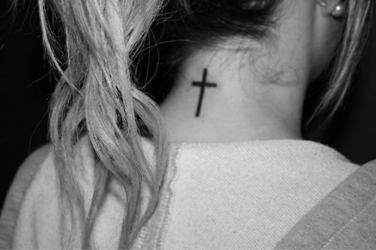 tatouage-nuque-femme-croix-noire