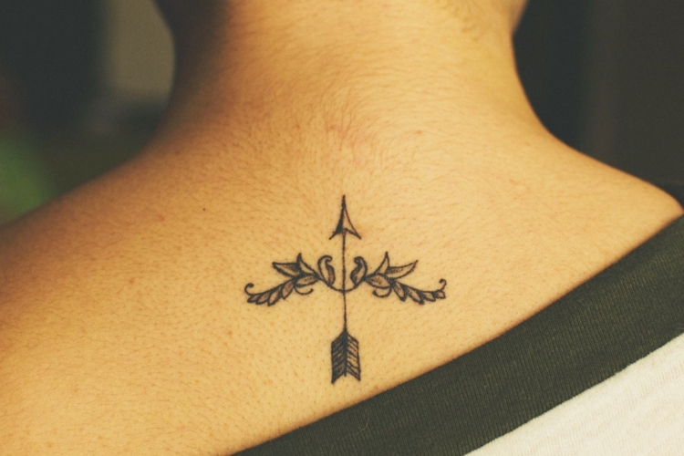 Tatouage nuque femme - idées pour les femmes délicates