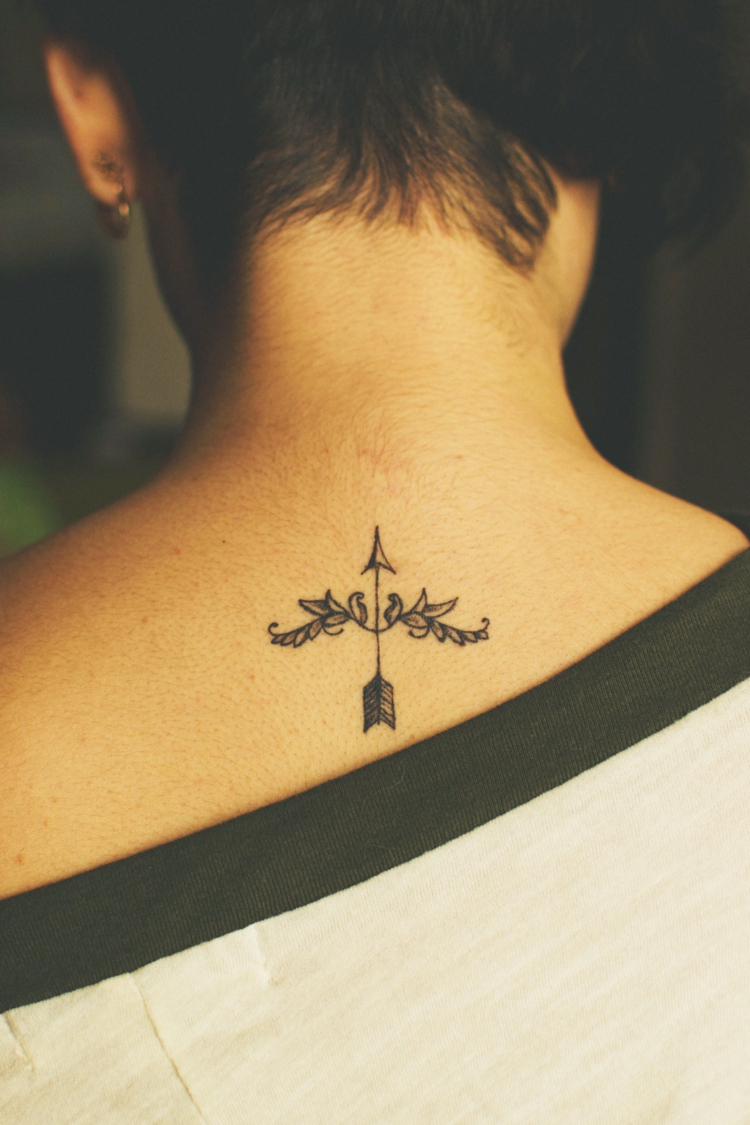 tatouage-nuque-femme-flèche-originale