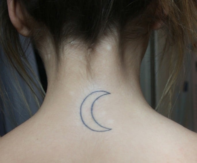 tatouage-nuque-femme-lune-remplissage