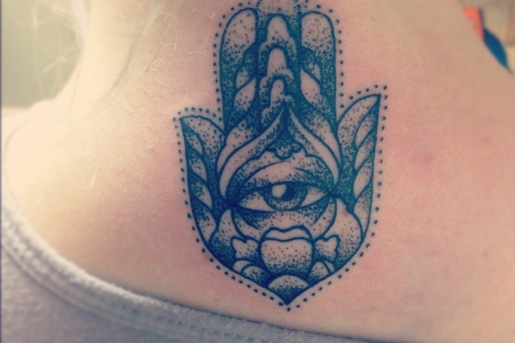 Tatouage nuque femme - idées pour les femmes délicates