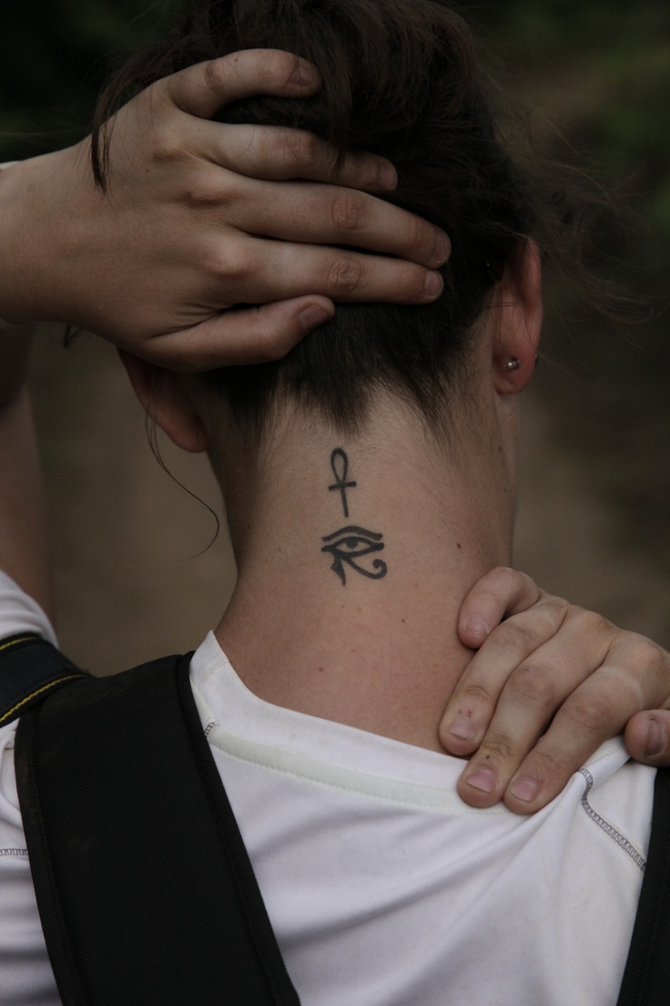tatouage-nuque-femme-oeil-Horus tatouage nuque femme