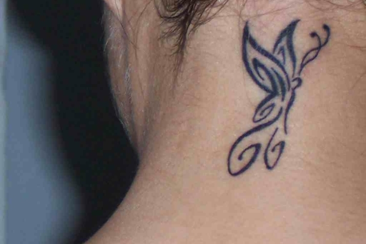 Tatouage nuque femme - idées pour les femmes délicates
